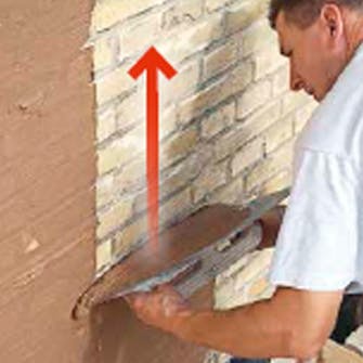 Slamma tegel: Lägg på putsbruket Slamma tegel: Lägg på putsbruket